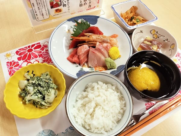 11月5日夕食お楽しみ膳　「お刺身盛り合わせ」